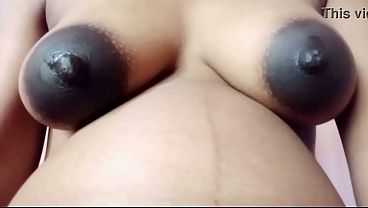 Sexy dienstmeisje kreunt & spuugt, cum tribute terwijl ze alleen speelt