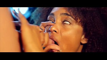 Slordige deepthroat van een krulharige Ebony babe, overal speeksel