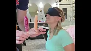 Echtgenote in de maling genomen met blinddoek-smaaktest