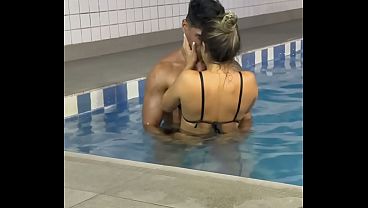 POV Cuckold – “Kijk hoe hij me neemt, jij waardeloze cuckold” – Personal trainer met een grote lul neemt een sletterige getrouwde vrouw in de sportschool terwijl haar cuckold-echtgenoot alles filmt en afgetrokken wordt. (Compleet)