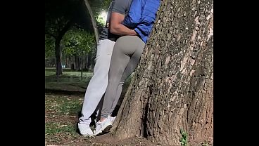 Kijk hoe die vent me neukt in jouw auto, sukkel” – Personal trainer met een grote lul neukt de stoutste getrouwde vrouw van Brazilië voor de ogen van haar cuckold-echtgenoot na een stoute workout in het park.