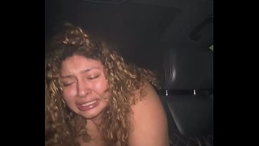 Latina rijdt op een lul achterin de auto