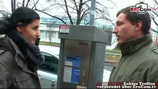 Super slanke Duitse jongedame doet aan street sex casting