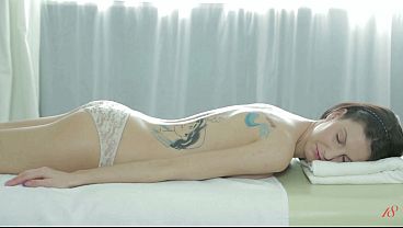 Brunette hottie wordt genomen door een hitsige masseur