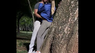 Kijk hoe die vent me neukt in jouw auto, sukkel” – Personal trainer met een grote lul neukt de stoutste getrouwde vrouw van Brazilië voor de ogen van haar cuckold-echtgenoot na een stoute workout in het park.