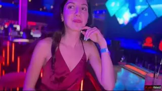 Direct van de dansvloer naar het toilet – Seks met een vreemde in het nachtclubtoilet – Anaal en sperma doorslikken