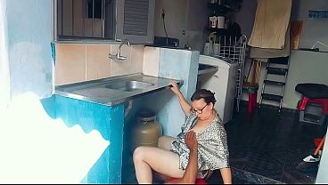 De MILF verspilde geen tijd en smeet zich op de loodgieter