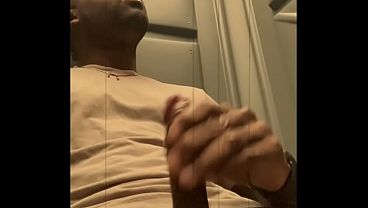 AdamJaxx spuit klaarkom in een Dixie-toilet bij Red Rocks terwijl er vlak buiten gebouwd wordt!!