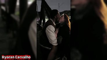 Getrouwde prostituee heeft seks met een BBC op straat terwijl haar bedrogen echtgenoot de boel opruimt.