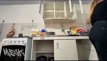 Ik was mijn huissleutel vergeten en mijn buurvrouw vroeg of ik bij haar wilde wachten. Kijk wat er gebeurde terwijl ik daar was… (VOLLEDIGE VIDEO OP RED)