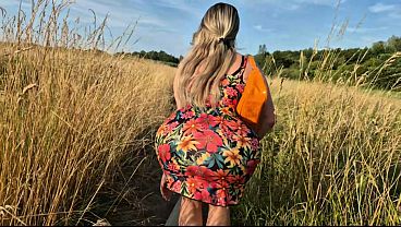Vreemdgaan in de buitenlucht met een vreemde: getrouwde vrouw wordt genomen in het maïsveld en krijgt een creampie met een druipende kut
