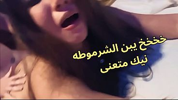 De meest geile Arabische seks ooit! Mijn mans vriend zag mijn stijve tepels, dreef me in het nauw, beet op mijn lippen, wreef over me heen en neukte mijn kut keihard.