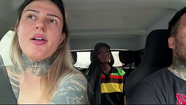 Voor de Burger King riep ik de manager erbij om een pornoactrice te worden. We hebben uitgebreid gezoend en elkaar afgetrokken tot we in het openbaar klaar kwamen. Ze reed flink op de lul van mijn man tot hij in haar klaarkwam.